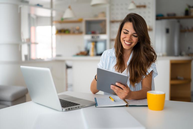 Mujer trabajando desde casa